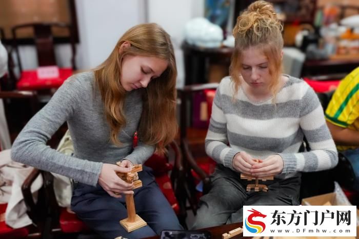 外国留学生上海城市行走 感受美美与共的中外建筑(图2)