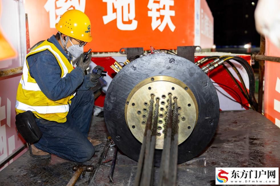 万吨大桥转体 上演“空中芭蕾”