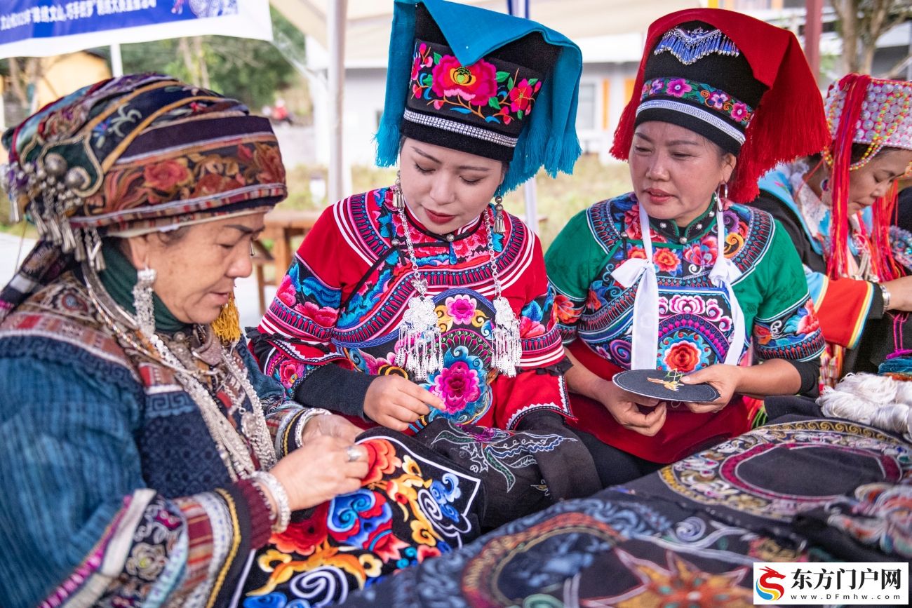 云南文山绣娘同台竞技 指尖生花绣活民族风(图2) 云南文山绣娘同台竞技 指尖生花绣活民族风(图2)