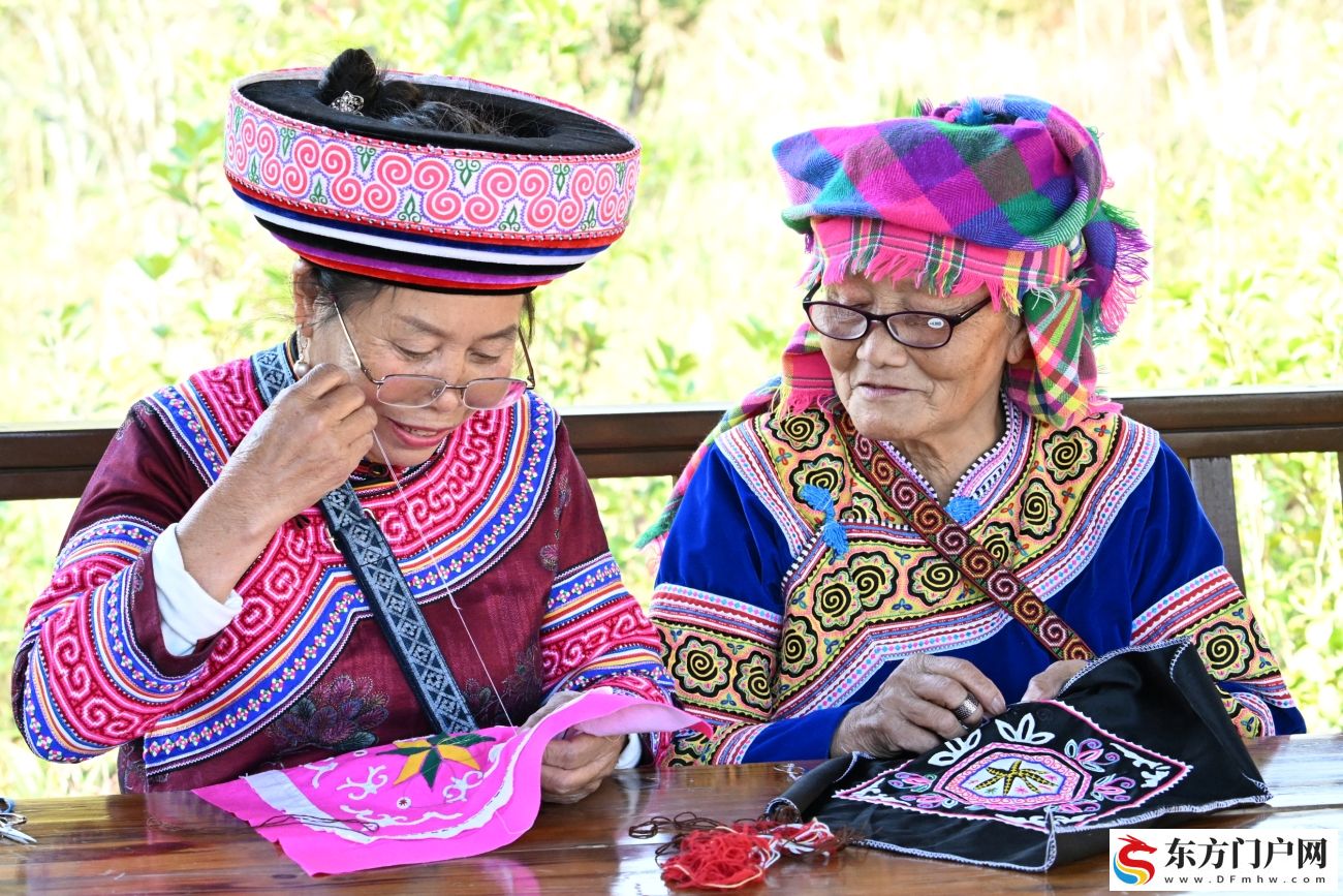云南文山绣娘同台竞技 指尖生花绣活民族风(图6) 云南文山绣娘同台竞技 指尖生花绣活民族风(图6)