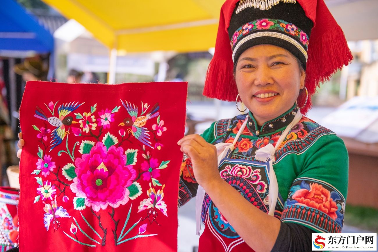 云南文山绣娘同台竞技 指尖生花绣活民族风(图8) 云南文山绣娘同台竞技 指尖生花绣活民族风(图8)