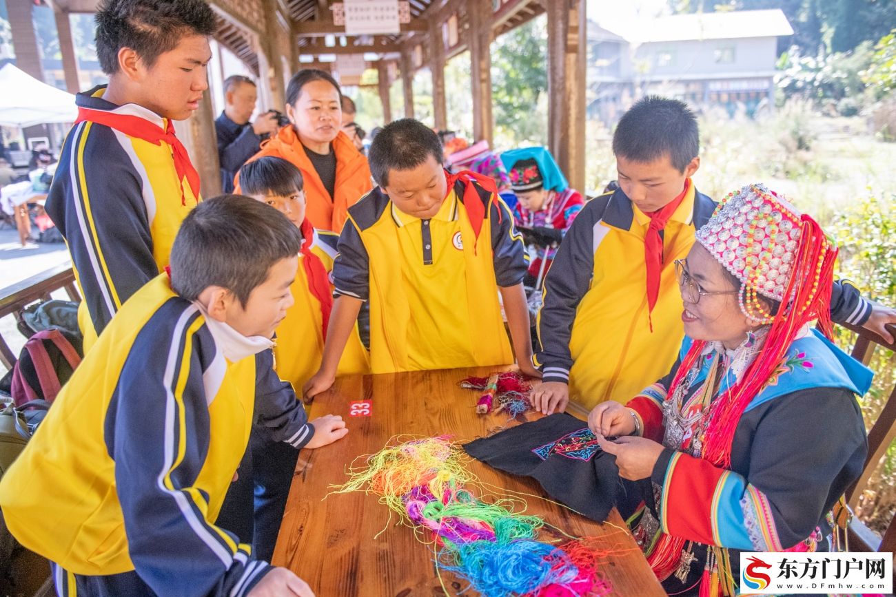 云南文山绣娘同台竞技 指尖生花绣活民族风(图12) 云南文山绣娘同台竞技 指尖生花绣活民族风(图12)