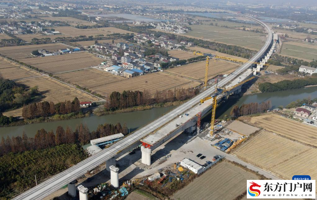 沪宁合高铁上海特大桥跨蒲华塘连续梁中段顺利合龙