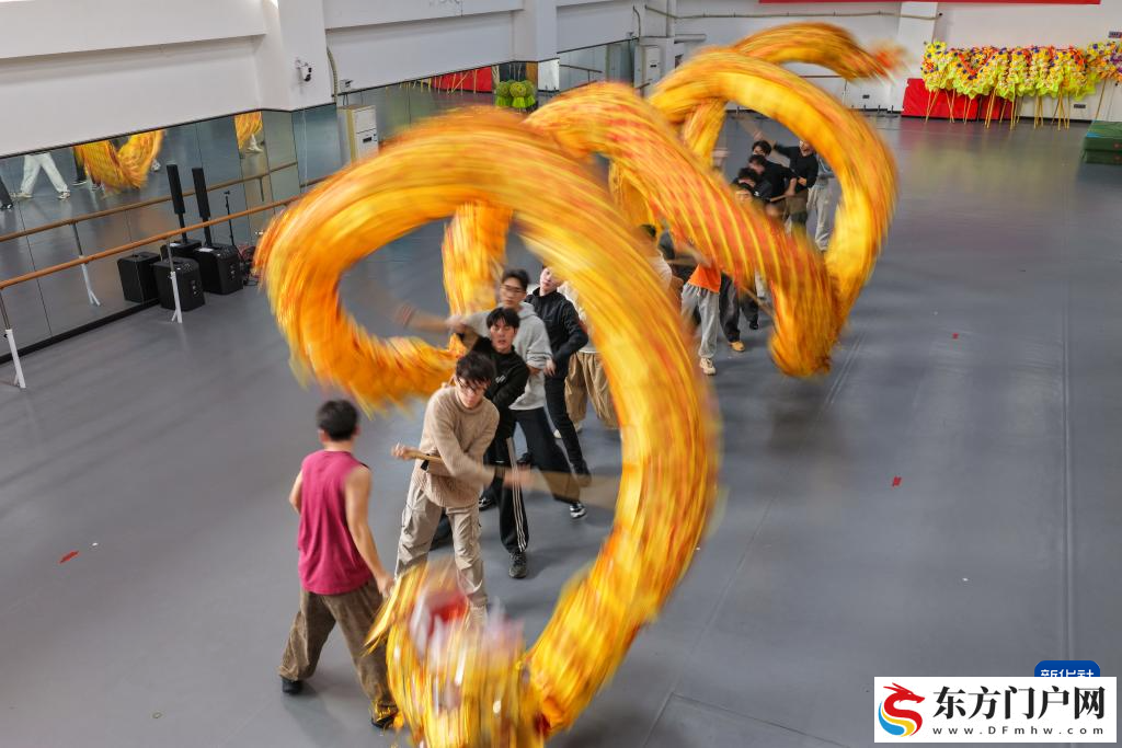 青春在龙舞中绽放(图2)