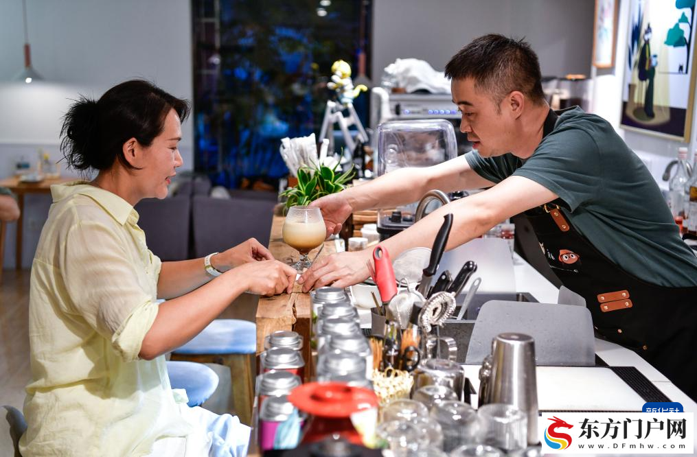 风物新香,满城烟火——贵阳消费“新三样”展现城市人文经济风貌(图2) 风物新香,满城烟火——贵阳消费“新三样”展现城市人文经济风貌(图2)