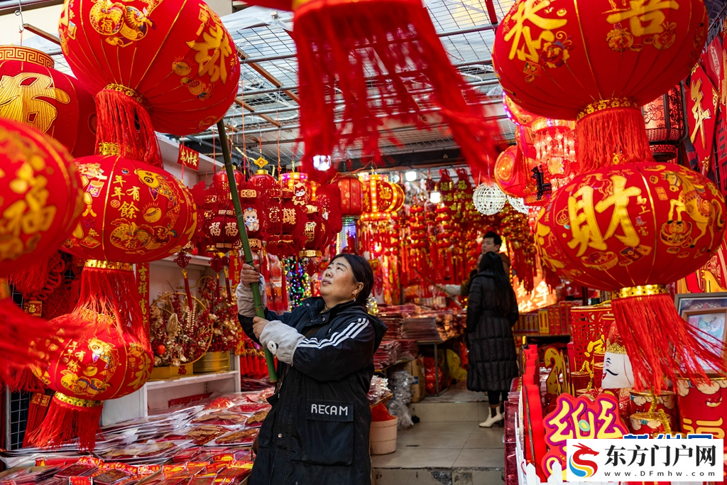 成都荷花池市场“红装”迎新春(图1)