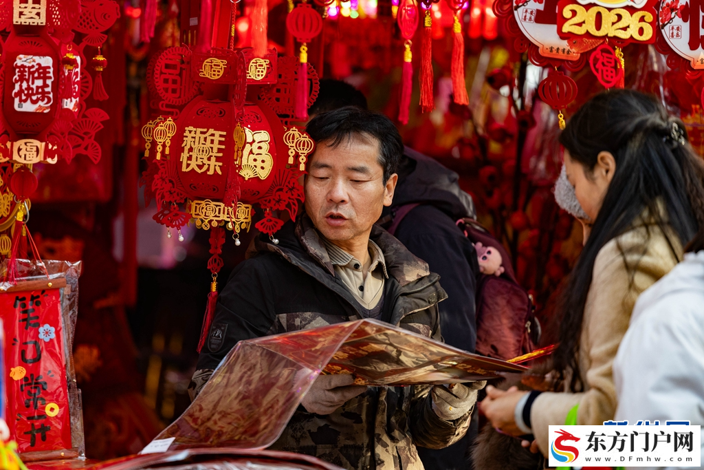 成都荷花池市场“红装”迎新春(图2)