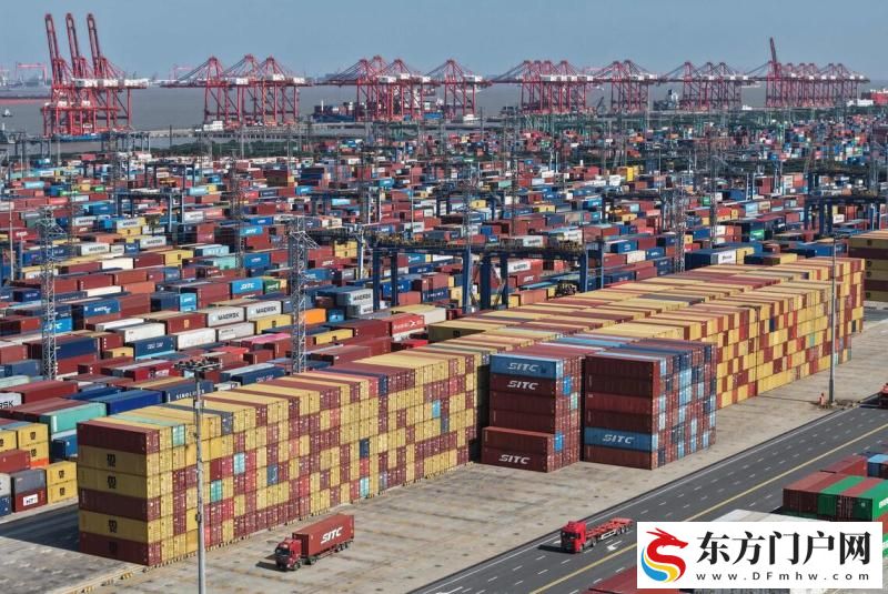 中国2025年出口增长6.1%,进口增长0.5%。图为上海港集装箱码头。(法新社) 中国去年出口增6.1% 进口增0.5%(图1)