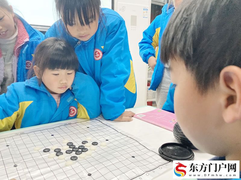 落子有声 童趣满堂——万山区贵苑社区举办第一届青少年五子棋争霸赛(图1)