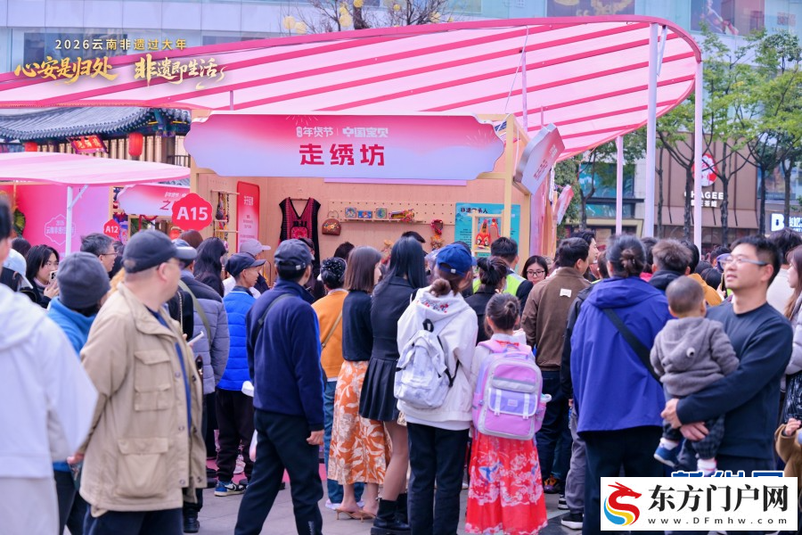 手艺人现场教学非遗手作 游客在指尖感悟传统文化魅力(图1)