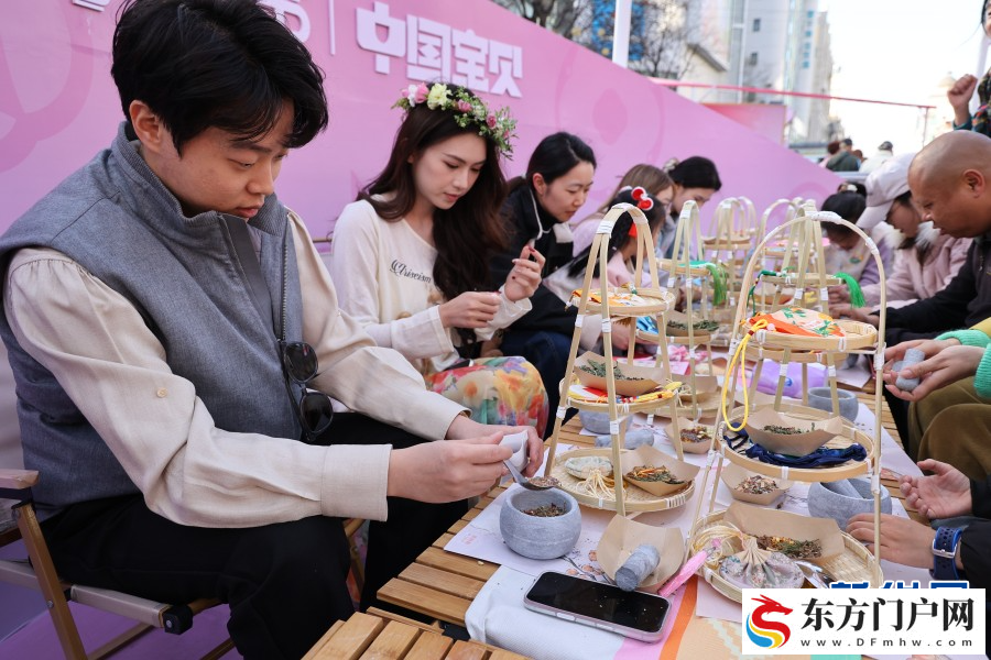 手艺人现场教学非遗手作 游客在指尖感悟传统文化魅力(图3)