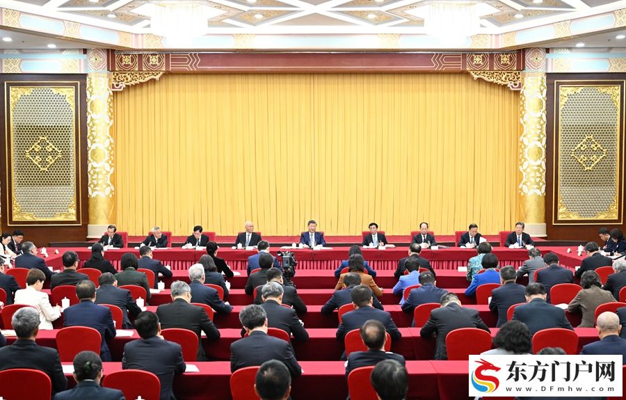 近平看望参加政协会议的农工党九三学社医药卫生界社会福利和社会保障界委员(图3)