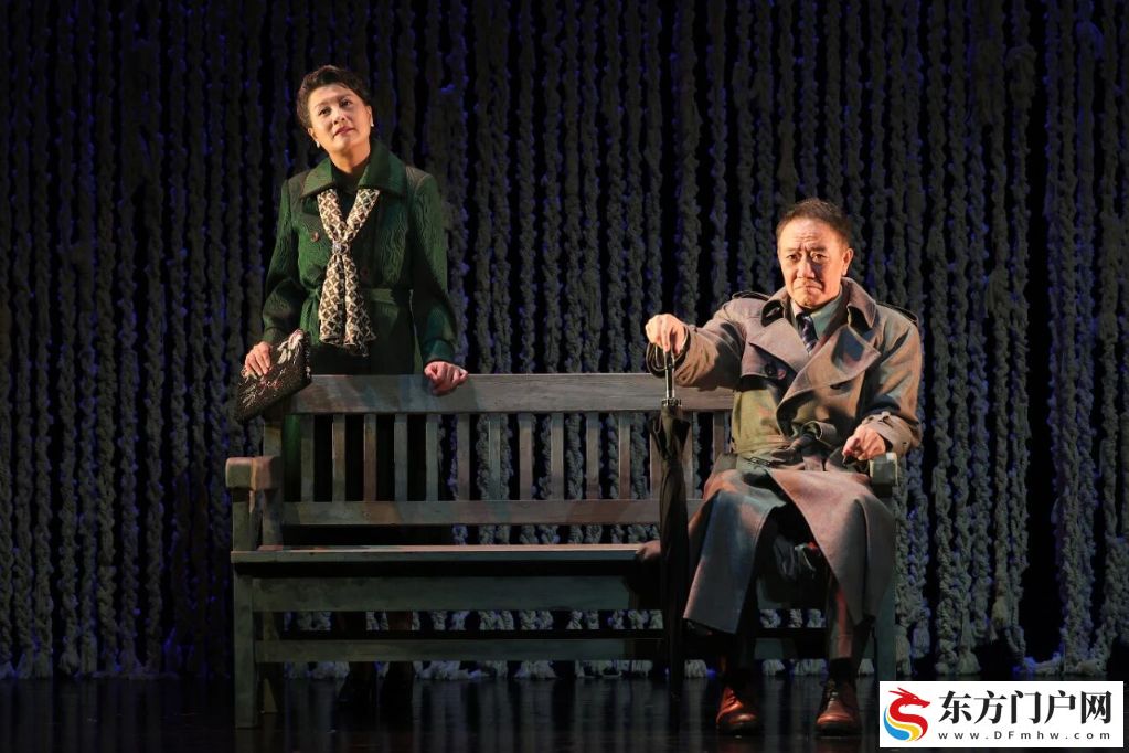 北京人艺话剧《老式喜剧》在爱情中赞颂真情(图1)