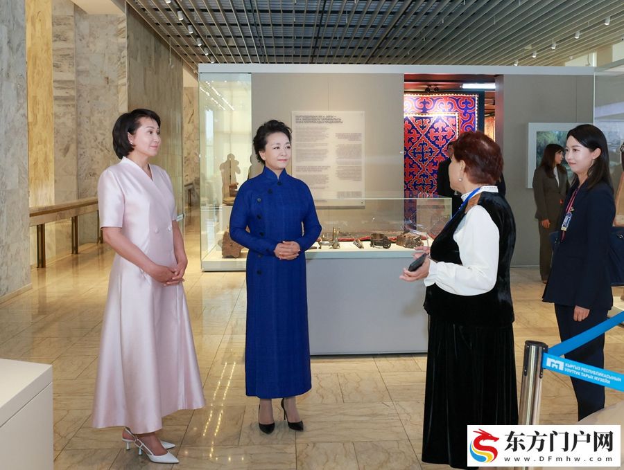 彭丽媛同吉尔吉斯斯坦总统扎帕罗夫夫人扎帕罗娃参观吉尔吉斯共和国国家历史博物馆(图1)