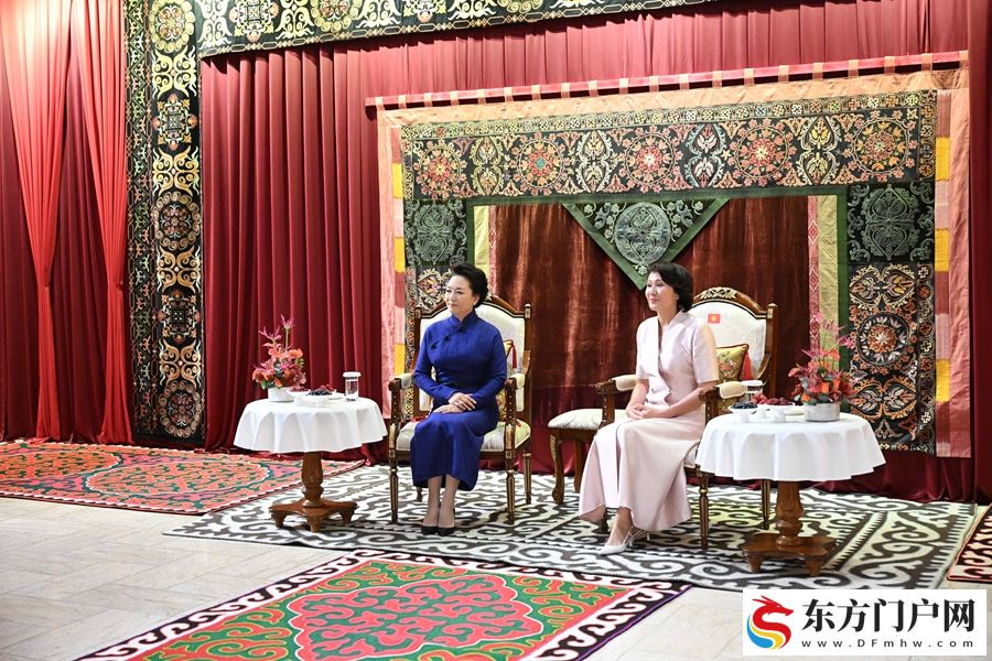 彭丽媛同吉尔吉斯斯坦总统扎帕罗夫夫人扎帕罗娃参观吉尔吉斯共和国国家历史博物馆(图2)