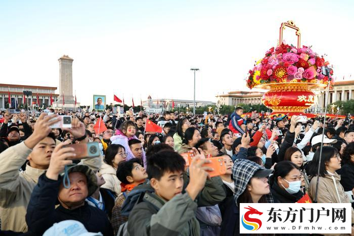 逾10万民众天安门广场观升旗为祖国庆生(图1) 逾10万民众天安门广场观升旗为祖国庆生(图1)