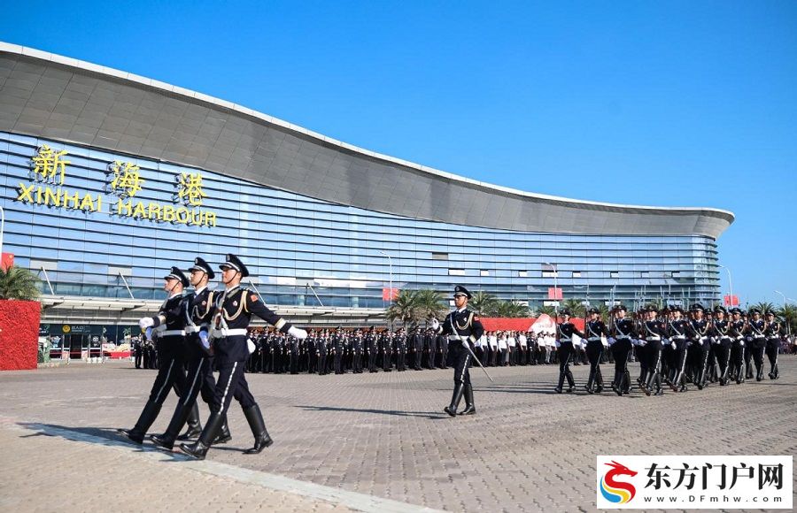 国门升红旗 琼州迎华诞——海南自贸港口岸首次举行国庆升旗仪式(图1) 国门升红旗 琼州迎华诞——海南自贸港口岸首次举行国庆升旗仪式(图1)