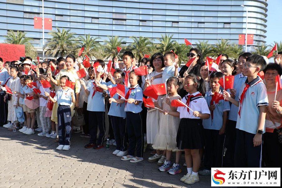 国门升红旗 琼州迎华诞——海南自贸港口岸首次举行国庆升旗仪式(图2) 国门升红旗 琼州迎华诞——海南自贸港口岸首次举行国庆升旗仪式(图2)