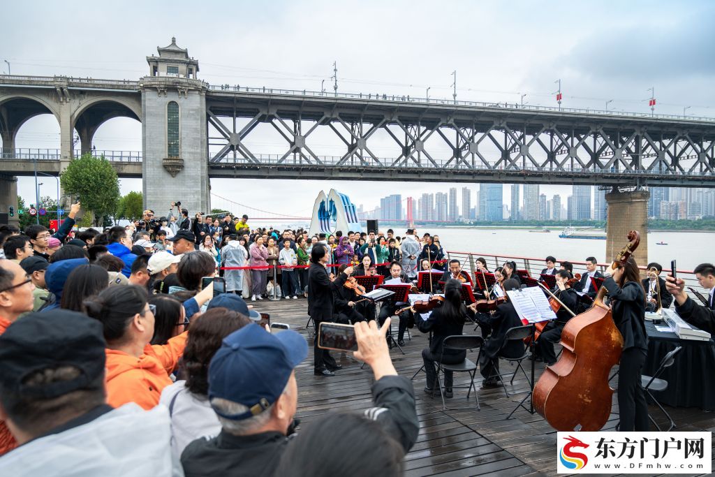 长江边、地铁口、街巷里……歌舞盛宴点亮武汉假日(图1)