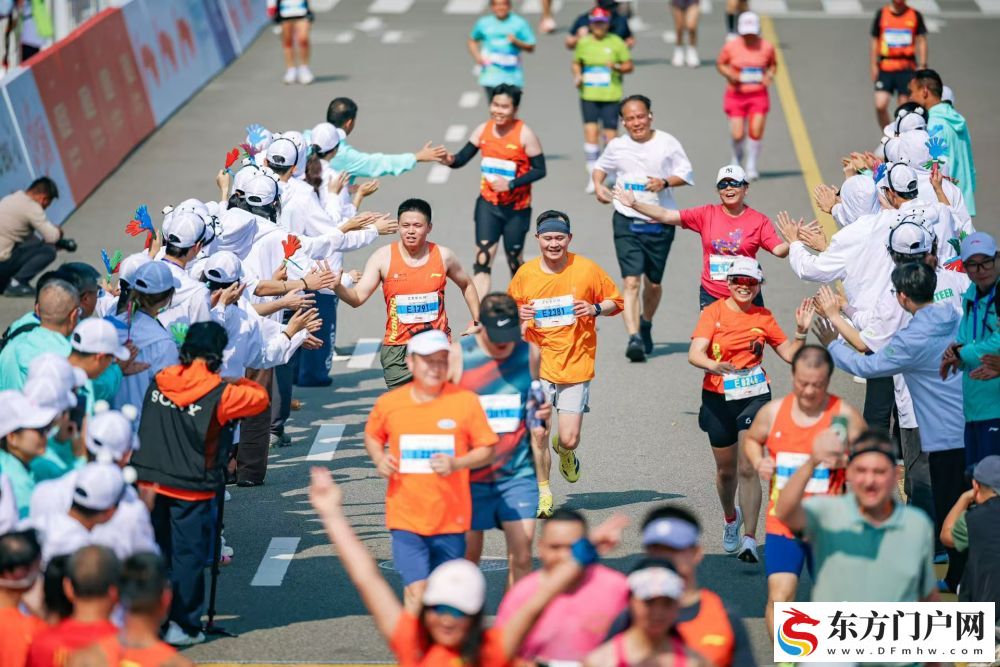 3.5万跑者奔跑赴约,见证成马十年(图3) 3.5万跑者奔跑赴约,见证成马十年(图3)