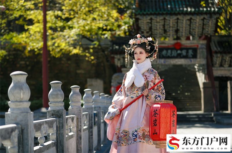 一袭汉服游苍岩(图1)